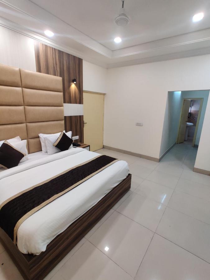 Hotel Raj Darbar - 10 Meter From Golden Temple Amritsar Zewnętrze zdjęcie