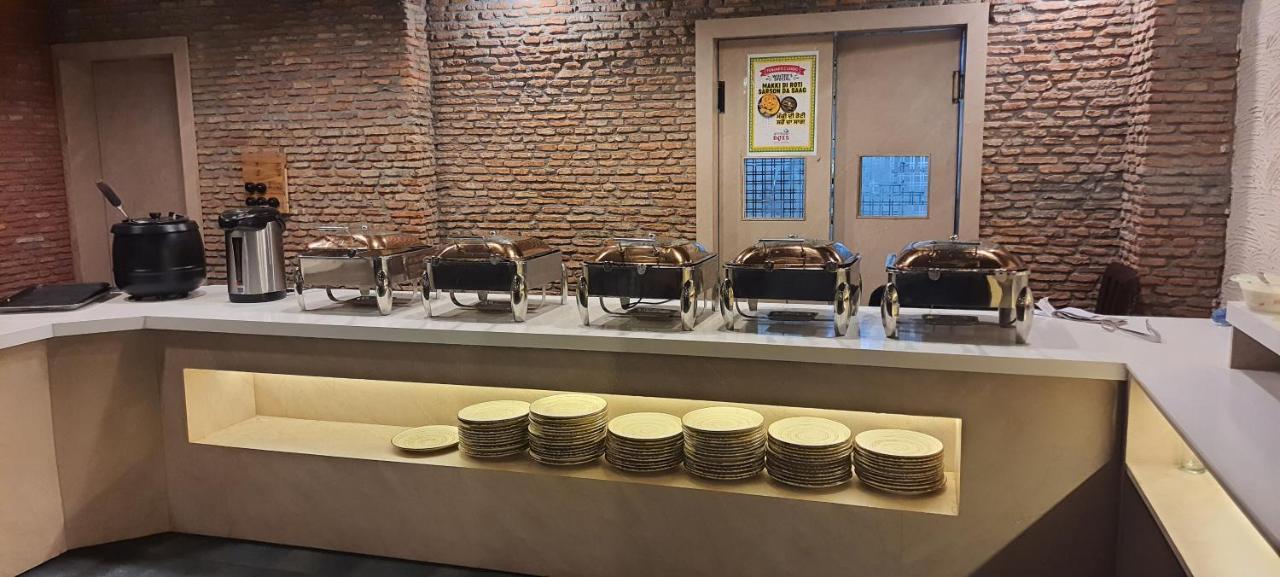 Hotel Raj Darbar - 10 Meter From Golden Temple Amritsar Zewnętrze zdjęcie